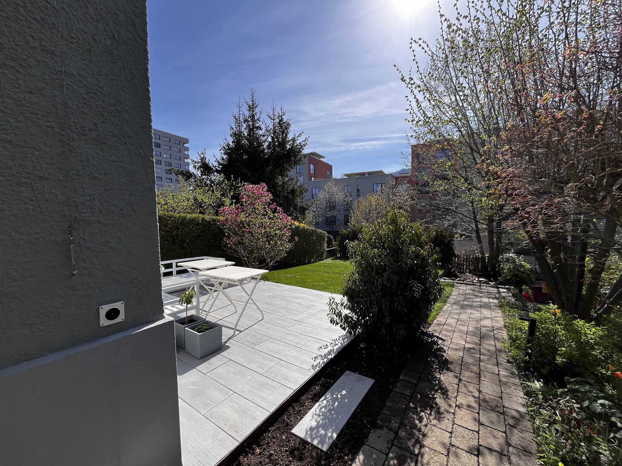 Terrasse und geschwungener Gartenweg